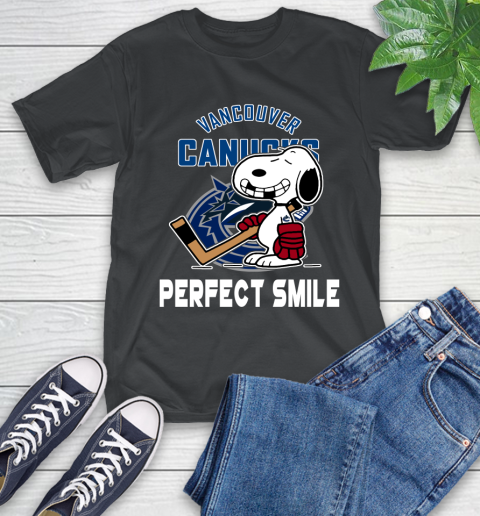 NHL Vancouver Canucks Snoopy Perfect Smile The Peanuts Movie Hockey T Shirt T-Shirt