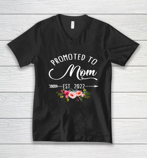 Floral Promoted To Mom Est 2022 Soon To Be Mom Mother's Day V-Neck T-Shirt
