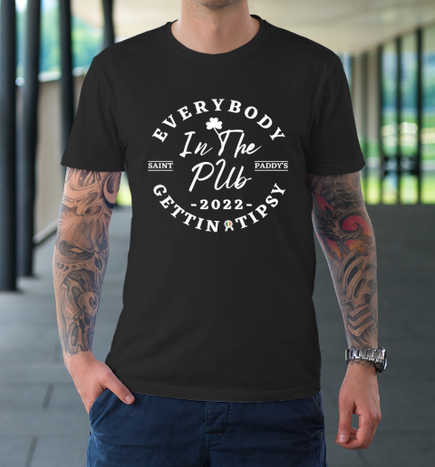 Everybody In The Pub 2022 Saint Paddy's Gettin Tipsy  St Patricks Day T-Shirt