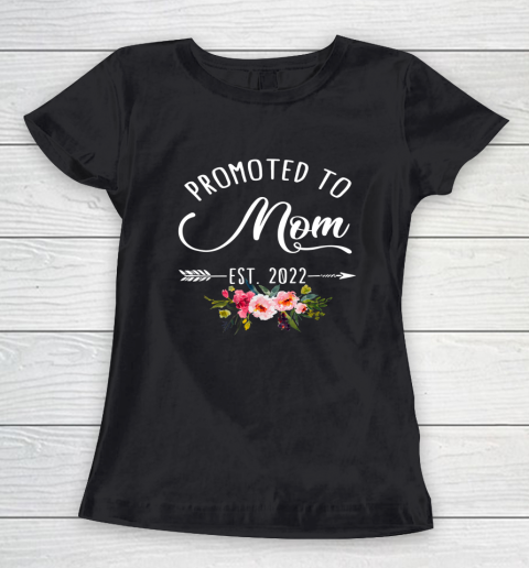 Floral Promoted To Mom Est 2022 Soon To Be Mom Mother's Day Women's T-Shirt