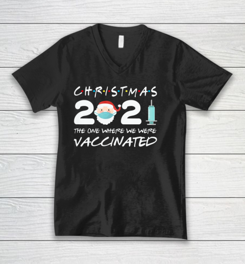 2021 Xmas Vaccinated Santa Face With Mask Social Distancing V-Neck T-Shirt