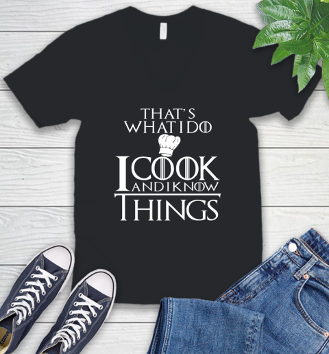 That's What I Do I Cook And I Know Things V-Neck T-Shirt