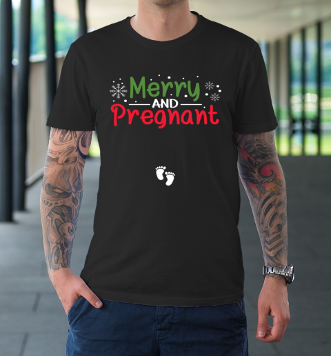 Merry And Pregnant Baby Feet Christmas Pregnancy Reval Lover T-Shirt