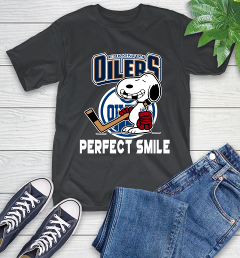 NHL Detroit Red Wings Snoopy Perfect Smile The Peanuts Movie Hockey T Shirt T-Shirt