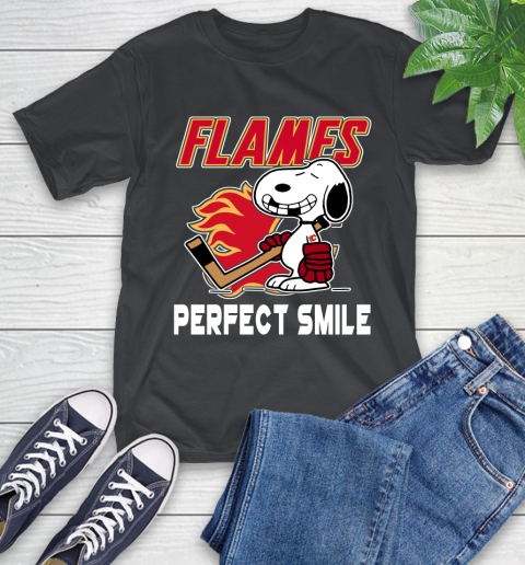 NHL Calgary Flames Snoopy Perfect Smile The Peanuts Movie Hockey T Shirt T-Shirt