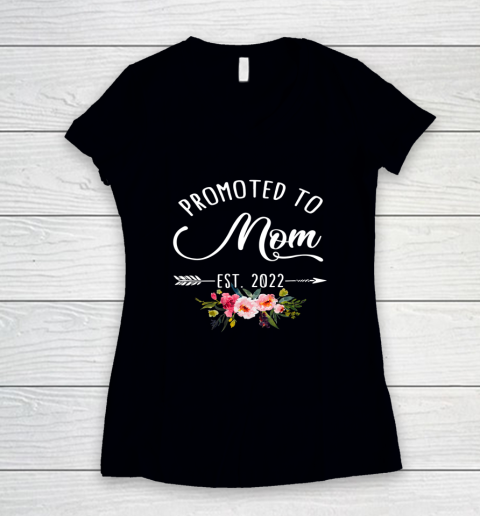 Floral Promoted To Mom Est 2022 Soon To Be Mom Mother's Day Women's V-Neck T-Shirt